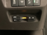 ハンドルの右下にETCがついています。高速道路の料金所の通過も楽々です!。 カードの取り出しもしやすい場所についています。
