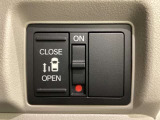 左側電動スライドドアは運転席からでも操作ができるように、ハンドル付近に開閉の操作スイッチが付いています。