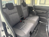 後部座席も気になるようなキズ・汚れやへたり等、大きなダメージはなく、良好な状態です。