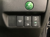 Hondaセンシング用の、VSA(ABS+TCS+横滑り抑制)解除と路外逸脱抑制機能のオンオフスイッチなどはハンドルの右側に装備しています。燃費に役立つECONボタンもここです。