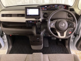 車内は光触媒抗菌消臭施工済です。スタイリッシュなデザインで暖かみのあるインパネ周りを演出します。グローブボックスやカップホルダーのほかにトレーなどたくさんの収納スペースが装備されています。