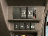 両側電動スライドドアは運転席から操作ができるよう、操作スイッチが付いています。Hondaセンシング用のVSA(ABS+TCS+横滑り抑制)解除とレーンキープアシストシステムなどのスイッチがあります。