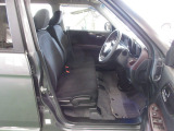 フロントシートはベンチシートタイプ♪センターには格納式アームレストも付いています!!室内空間は広々で移動も楽々です♪狭い駐車空間など助手席ドアから出たい時にも大変便利ですよ♪