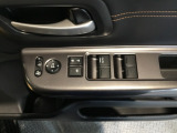 電動格納式リモコンドアミラーと、パワーウィンドウスイッチ等は運転席ドアにあります。
