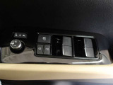 パワーウィンドウスイッチで運転席から全席の窓の開閉ができます。