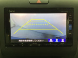 バックでの車庫入れも安心です! リアカメラが付いているバックモニター付のナビを装備しております。操作線もついており距離感も画面から確認できます。