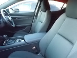 座った瞬間やさしく包みこまれるような心地よいフィット感とともに長時間の運転でも疲れにくく、正しい運転姿勢を保ちやすい優れた支持性能を発揮!運転の楽しさと快適な乗り心地を両立!