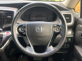 インテリアに合わせたデザインのステアリングは、運転される方のことも考え、運転しやすい形状、大きさです。是非一度、実際に触ってお確かめください。