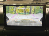 【バックカメラ】駐車時に後方がリアルタイム映像で確認できます。大型商業施設や立体駐車場での駐車時や、夜間のバック時に大活躍!運転スキルに関わらず、今や必須となった装備のひとつです!