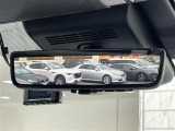 【デジタルインナーミラー】車両後方カメラの映像をルームミラーに映すことが出来ます。 そのため、後席に人や荷物があって後方が見えづらい場合でもしっかり視界を確保することが出来ます。