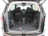 リヤシートを畳むと荷室がさらに広くなります。
