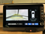 リバースギアに入れるだけで後方の表示へ切り替わります。夜間や雨の日の駐車も楽になりますよ。