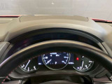 【アクティブ・ドライビング・ディスプレイ】フロントガラスにルートや車速などの情報を表示し、ドライバーの視線移動と、焦点調整の 時間をさらに短縮する事で、わき見のリスクを低減し ます。