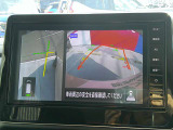 【アラウンドビューモニター】空から見下ろすような視点で、スムースな駐車と安全確認をサポートします。