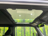 【ガラスルーフ】ガラスルーフ搭載で車内の解放感が一気にアップ!開放的なドライブをお楽しみいただけます。