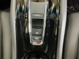 パーキングブレーキはスマートな電子制御式と合わせて渋滞時等にブレーキペダルから足を離しても停車状態を保持してくれるオートブレーキホールド機能で運転が楽になります。スタートはアクセルペダルを踏むだけ