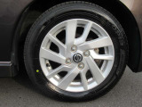 純正アルミホイールのデザインは、ボディデザインとマッチしており、すっきりした雰囲気は好印象です!