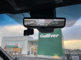 【デジタルルームミラー】車両後方カメラの映像をルームミラーに映すことが出来ます。 そのため、後席に人や荷物があって後方が見えづらい場合でもしっかり視界を確保することが出来ます。