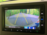【バックカメラ】駐車時に後方がリアルタイム映像で確認できます。大型商業施設や立体駐車場での駐車時や、夜間のバック時に大活躍!運転スキルに関わらず、今や必須となった装備のひとつです!