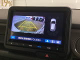 リバースギアに入れるだけで後方の表示へ切り替わります。夜間や雨の日の駐車も楽になりますよ。