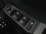 パワーウィンドウは運転席のスイッチのみオート機能も装備されております。ウィンドウロックも装備されているので、お子様と一緒の時も安心ですね。