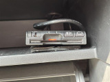 【ETC】有料道路を利用する際に料金所で停止することなく通過できる、ETC車載器(ノンストップ自動料金収受システム機器)が装備されています。セットアップを行うことで利用可能になります。