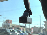 万が一の瞬間も、純正ドラレコで安心。事故やトラブル、あおり運転の記録をしっかり残してくれるから、後の手続きもスムーズに。ナビやスマホで映像表示できるので、その場で確認できて便利です♪