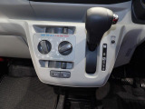 【シフト・エアコン】 操作しやすい位置に配置されたシフトと、シンプルな操作パネルです。