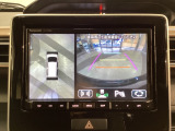 狭い場所での駐車やすれ違いなどでより的確な運転操作に役立つ360&deg;ビューモニターが装備されています。