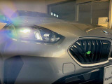 BMWの伝統の丸目4灯ヘッドライトでございます。LEDライトで視認性もよく明るく安全性の向上につながります。