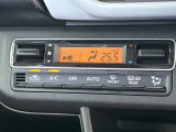 【オートエアコン】一度お好みの温度に設定すれば、車内の温度を検知し風量や温度を自動で調整。暑い&hellip;寒い&hellip;と何度もスイッチ操作をする必要はありません。快適な車内空間には必須の機能ですね♪