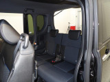 後部座席も分割スライド&リクライニングできるのでシートアレンジ自在 (^^♪後部座席も足元広々で、リラックスできる車内空間になっております。