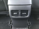 後部座席にもエアコン吹き出し口がしっかり装備されています。