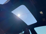 【サンルーフ】開放感たっぷりの希少装備、サンルーフが装着されています!車内に明かりを取り入れたり景色を楽しむ以外にも、車内の空気も簡単に換気できて快適です!