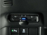 視界広々で運転しやすくロングドライブでも疲れを感じさせないすっきりとまとまったインパネ周りです。