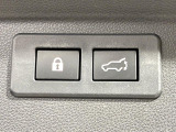 【パワーバックドア】スマートキーや運転席のボタンを押すだけでリアゲートが自動で開閉します!荷物を持っている時や、高い位置にあるバックドアを閉める際に便利な機能です♪