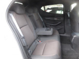 後部座席も広々スペースです。大きな座面でリクライニング無しでもゆったりロングドライブをお楽しみいただけます。