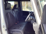 フロントシートはベンチシートです。ベンチシ―トは運転席と助手席の移動もスムーズ!狭い駐車場での乗り降りに便利です。