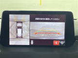 【360&deg;ビュー・モニター】まるでクルマを真上から見下ろしたかのような視点で駐車をサポートします!クルマの斜め後ろや真横など、前後左右の4つのカメラの映像が合成されて、モニターに映し出されます。