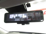 スマートルームミラーも付いています。後方ピラーや荷物、後席に同乗している方や曇りなど視界が遮られた場合でも後方カメラからの映像で安全確認をすることができます。