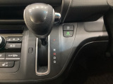 VT車のセレクトレバーです。低速から高速まで、変速ショックのないスムーズな走りを実現するとともに、エンジン効率のよい領域を維持することで燃費にも貢献します。
