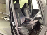 大きなフロントシートでゆったりとドライブ、長距離運転も疲れません♪ハイトアジャスターも付いているのでお好みのポジションを調整できます。