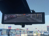 荷物や人でバックミラーが見えずらい時ありませんか?インテリジェントルームミラーはカメラの映像をミラーに映すことができます!
