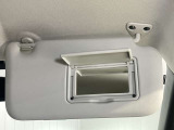 【運転席サンバイザー】鏡が付いているのでメイク直しなどにも便利★