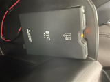 【ETC】有料道路を利用する際に料金所で停止することなく通過できる、ETC車載器(ノンストップ自動料金収受システム機器)が装備されています。セットアップを行うことで利用可能になります。