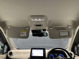 運転席のサンバイザーにはバニティーミラーも付いています。身だしなみチェックには欠かせません