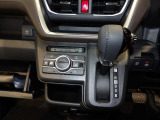 【シフト周り】 インパネシフトで足元が広いです。操作もスムーズに行えます。