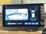 リバースギアに入れるだけで後方の表示へ切り替わります。夜間や雨の日の駐車も楽になりますよ。