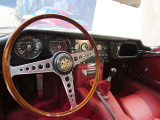 20世紀後半に周囲を魅了したE-TYPE。ぜひそのハンドルを握ってみませんか?