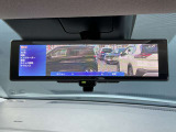 車両後方のカメラ映像をミラー面に映し出すので車内の状況や天候に左右されず後方視界を得られます。